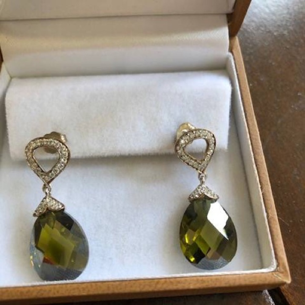SET OF CRYSTAL EARRINGS AND PENDANT NECKLACE